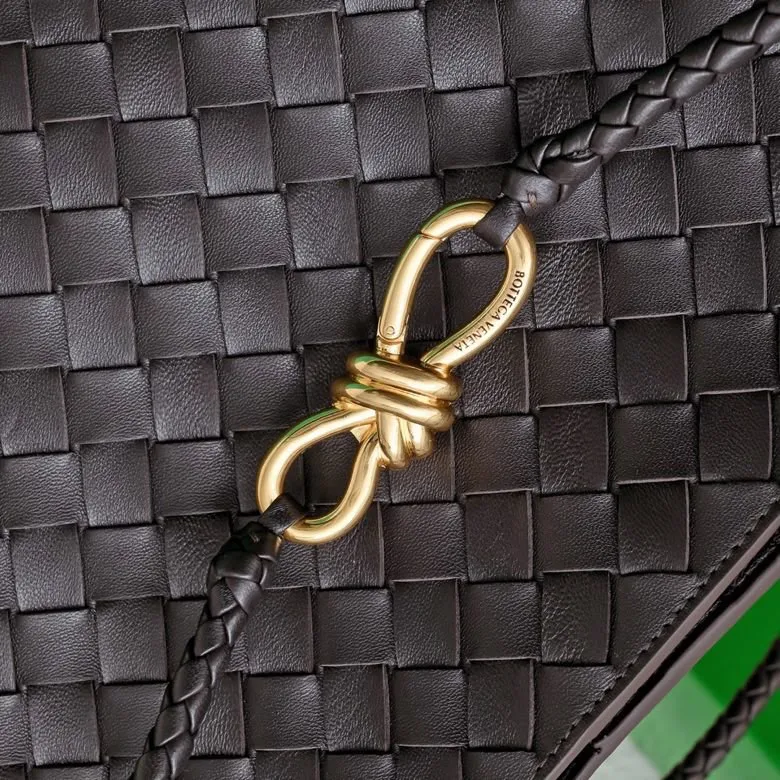 Batch 3760 #Bottega Veneta 2023 spring and summer new Andiamo handbag, many stars have the same style 🎈 Classic full-body leather weaving with golden knot buckle, stable and chic enough [satisfied] The whole body is made of Nappa sheep leather, comfortable, soft and dynamic. The sliding metal knot buckle can adjust the shoulder strap, single shoulder/handbag/crossbody, multiple carrying methods, large bag capacity, suitable for commuting/daily/traveling This bag is divided into small/medium/large sizes. There is always one that suits you, so take it with you🎀🎀 Size: 45*22*34, model: 5543#